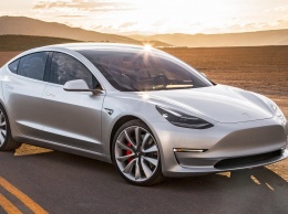 Илон Маск первым прокатился на Tesla Model 3