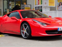 Владелец Ferrari получил 12 тысяч долларов из-за ямы на дороге