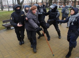 Жесткие задержания протестующих в Беларуси: обнародовано знаковое фото