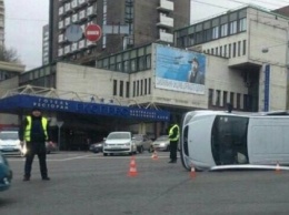 На бульваре Шевченко в Киеве перевернулся микроавтобус Mercedes