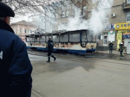 В Запорожье у центрального рынка полыхал трамвай