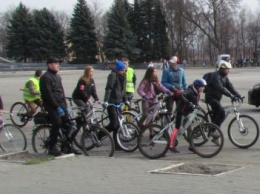 По улицам Павлограда проехала колонна велосипедистов