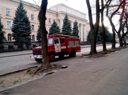 Возле одесского СБУ появились красные автомобили спасателей (ФОТО)