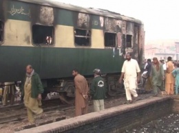 В Пакистане поезд столкнулся с нефтяной цистерной