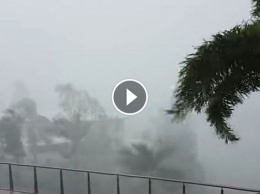 На Австралию обрушился мощный циклон "Дебби": появились видео