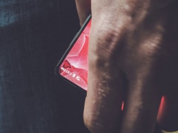 Создатель Android Энди Рубин показал первое фото своего полностью безрамочного смартфона Essential