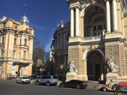 В центре Одессы обновляют дорожную разметку: она прослужит два-три года