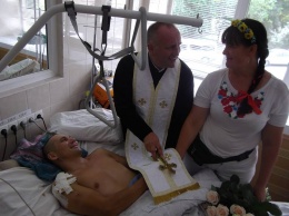 Боец с Мелитополя обвенчался с женой прямо в госпитале