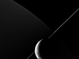 Опубликована новая фотография спутника Сатурна Дионы
