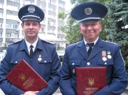 Яценюк вручил награды двум запорожским милиционерам