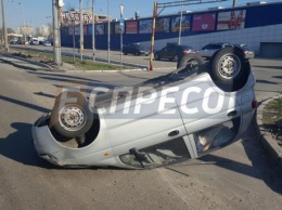 В Киеве перевернулась машина. Показания участников и свидетелей ДТП разнятся