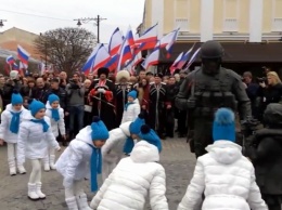 В Крыму детей заставили кланяться памятнику оккупанту: видео