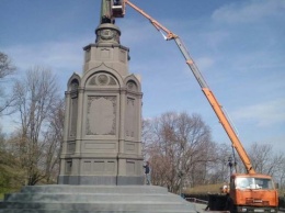 В Киеве начали очищать от красной краски памятник Владимиру