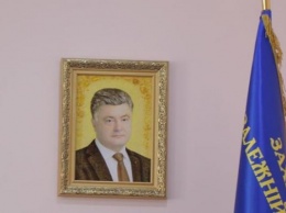 Филатов заявил, что в кабинетах чиновников не нужен портрет Порошенко