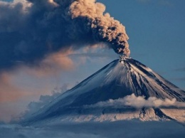 На Камчатке вулкан выбросил массивный столб пепла