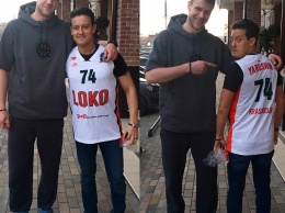 Звезда "Универа" получил именную футболку от баскетболиста "Локо-Кубань"