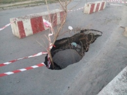 В городе часть дороги ушла под землю (фото)