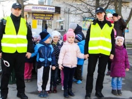 Не на слове, а на деле патрульные учили детей безопасности на дороге (+фото)