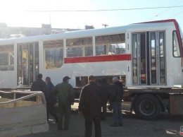 В Запорожье на смену сгоревшему приехал новый трамвай