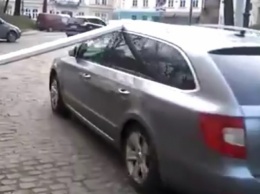 Житель Львова отказался платить за парковку и снес шлагбаум (видео)