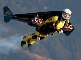 Британец создал летающий костюм на реактивном двигателе