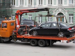 В Киеве преступник угнал авто с помощью эвакуатора