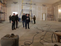 Губернатор Луганщины впечатлен ремонтом театра-переселенца
