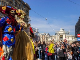 Клоуны, Дарт Вейдер и карнавал: смотри, как в Одессе прошел парад Юморины