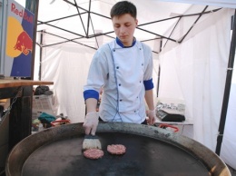 На Юморине в Одессе проходит фестиваль еды: фото, прямая трансляция