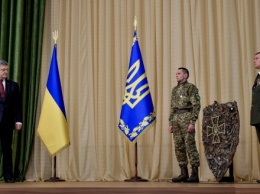 П. Порошенко подарили щит из осколков снарядов российских оккупантов