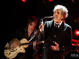 Боб Дилан таки получил "нобеля". А за денежной премией еще придется побегать