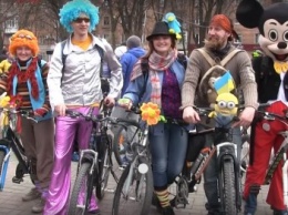 Более 100 полтавчан открыли велосезон в День смеха