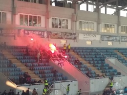 Фаны «Черноморца» в масках из фильма «Крик» развели огонь и дым на одесском стадионе