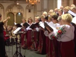 Улетное видео: хор голландцев в вышиванках поет украинскую песню