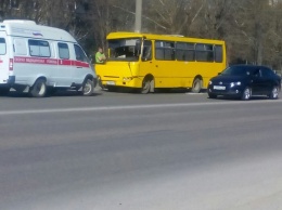 В Симферополе у попавшей в ДТП маршрутки вылетело лобовое стекло, пострадали пассажиры