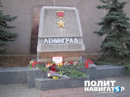 Севастопольцы принесли цветы и свечи к стеле Ленинграда