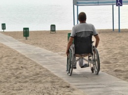 На Ждановском пляже открыли зону для инвалидов