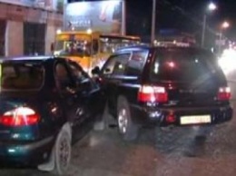 ДТП в Киеве: на Шулявском путепроводе Daewoo Lanos протаранил Subaru Forester. видео
