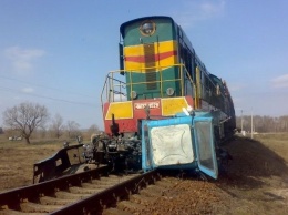 В Тверской области на переезде столкнулись локомотив и трактор