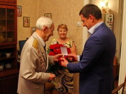Губернатор вручил медаль советскому ветерану