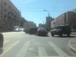 В Петербурге на перекрестке столкнулись две иномарки