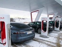 Tesla просит не злоупотреблять фирменными станциями зарядки