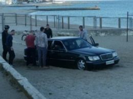 На одесском пляже гость из Винницы зарыл свой Mercedes (ФОТОФАКТ)