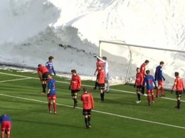 Трехметровые сугробы не помешали матчу в Норвегии