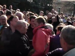 В Первомайске во время митинга произошла драка между депутатом горсовета и активистом