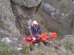 На Петровских скалах спасатели провели учения по транспортировке пострадавшего