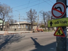 В Запорожье реконструируют трамвайные пути; дорога перекрыта - ФОТО