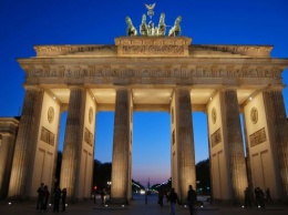 Reuters: Жители Германии возмущены отказом Берлина подсветить Бранденбургские ворота в цвета флага РФ