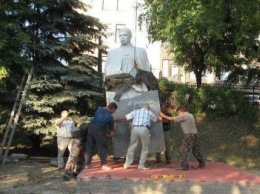 На Харьковщине скульпторы восстановят поврежденный памятник Кобзарю (ФОТО)