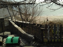 В одесской Аркадии пляж закрыли от людей колючей проволокой (ФОТО)